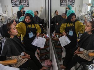 Belajar Jadi Barista hingga MUA, Warga Ikuti Pelatihan Kerja Gratis