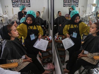 Belajar Jadi Barista hingga MUA, Warga Ikuti Pelatihan Kerja Gratis