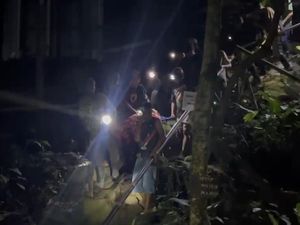 Remaja Hilang di Air Terjun Lampung Ditemukan Lemas, Dievakuasi Pakai Tali