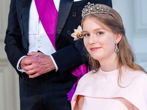 Pesona Putri Belgia yang Pertama Kalinya Tampil Pakai Tiara di Usia 18