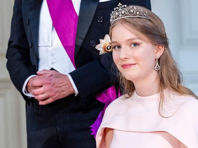 Pesona Putri Belgia yang Pertama Kalinya Tampil Pakai Tiara di Usia 18