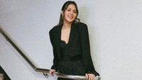 Pose Raisa di Tangga Ikonik Spot Foto Para Idol
