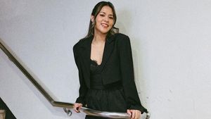 Pose Raisa di Tangga Ikonik Spot Foto Para Idol