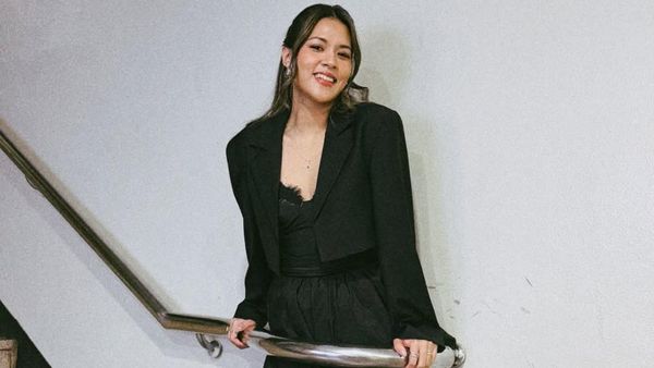 Pose Raisa di Tangga Ikonik Spot Foto Para Idol