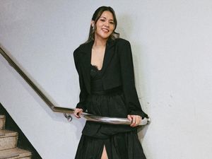 Pose Raisa di Tangga Ikonik Spot Foto Para Idol