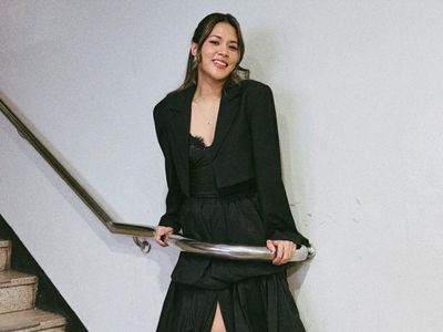 Pose Raisa di Tangga Ikonik Spot Foto Para Idol