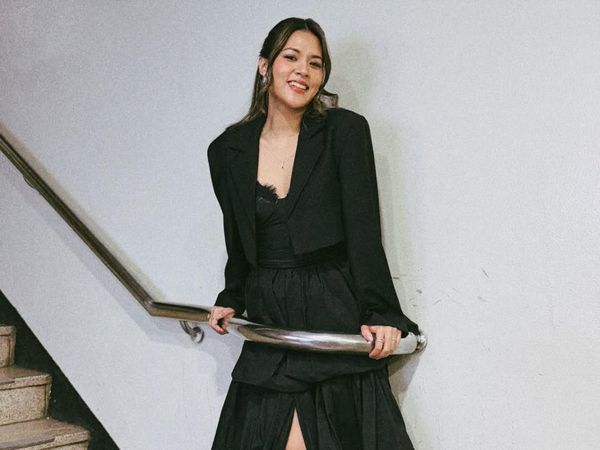 Pose Raisa di Tangga Ikonik Spot Foto Para Idol