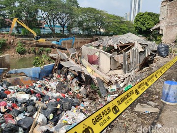 Pascarumah Ambruk di Pinggir Kali Benhil, Petugas Pasang Kaya Darurat