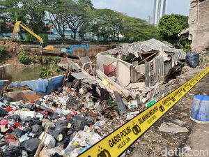 Pascarumah Ambruk di Pinggir Kali Benhil, Petugas Pasang Kayu Darurat