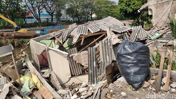 Rumah yang Ambruk di Pinggir Kali Benhil Sudah Miring Seminggu Sebelum Longsor