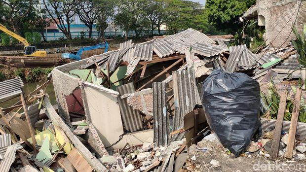 Rumah pinggir kali di Benhil ambruk akibat longsor. (Kurniawan/detikcom)