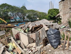 Rumah yang Ambruk di Pinggir Kali Benhil Sudah Miring Seminggu Sebelum Longsor