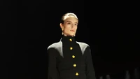 Foto: Schiaparelli Fall 2027, Kontradiksi Jadi Koleksi Penuh Ilusi & Fantasi