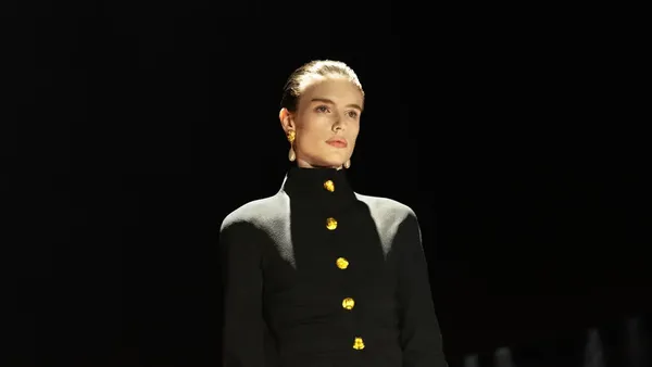 Foto: Schiaparelli Fall 2027, Kontradiksi Jadi Koleksi Penuh Ilusi & Fantasi