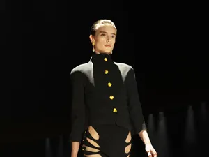 Foto: Schiaparelli Fall 2027, Kontradiksi Jadi Koleksi Penuh Ilusi & Fantasi