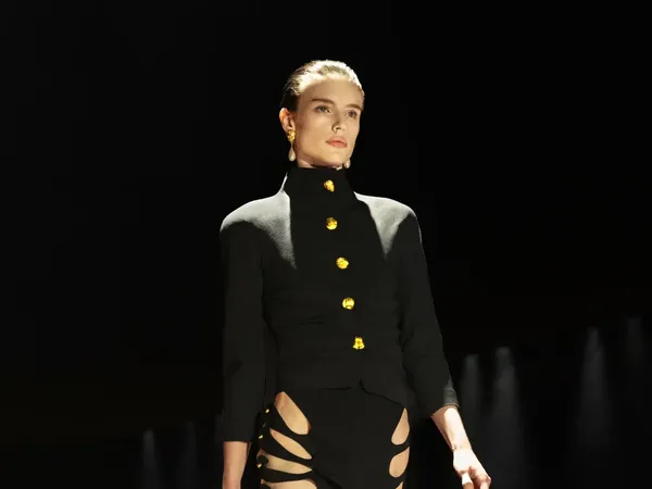 Foto: Schiaparelli Fall 2027, Kontradiksi Jadi Koleksi Penuh Ilusi & Fantasi