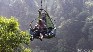 Sensasi Naik Keranjang Langit Situ Gunung, Berasa Uji Nyali