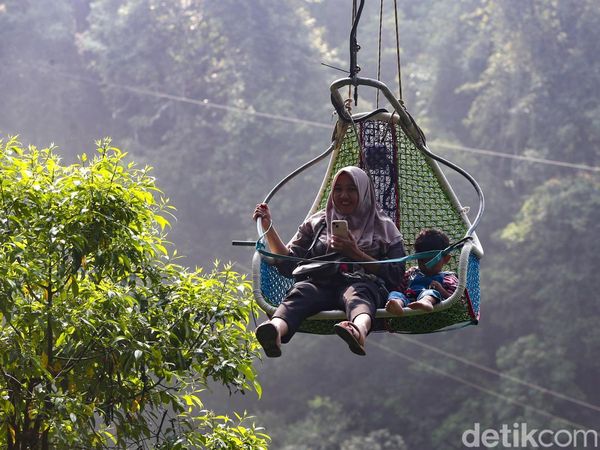 Sensasi Naik Keranjang Langit Situ Gunung, Berasa Uji Nyali