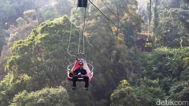 Rasa penasaran berbaur dengan sedikit debaran di dada saat menapakkan kaki di area peluncuran wahana Keranjang Langit, kawasan wisata alam Situ Gunung, Sukabumi. detikTravel berkesempatan mencoba wahana ekstrem yang belakangan viral di media sosial karena insiden tabrakan antar-keranjang gantung.
