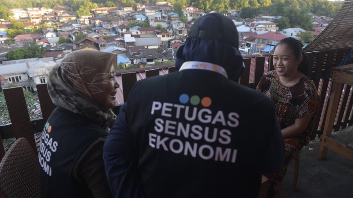 Petugas sensus mewawancarai penduduk saat melaksanakan Sensus Ekonomi 2026 di Kota Balikpapan, Kalimantan Timur, Kamis (25/6/2026). Badan Pusat Statistik (BPS) Kota Balikpapan mengerahkan sebanyak 537 petugas untuk mendata secara jeli sejumlah aktivitas ekonomi seperti rumah tangga, UMKM, sekolah hingga puskesmas alias klinik kesehatan nan bakal berjalan hingga 31 Agustus. ANTARA FOTO/Angga Palguna/agr