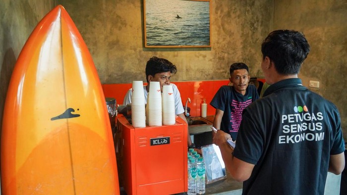Sensus Ekonomi Terus Berjalan dari Kota hingga Pelosok RI Petugas sensus melakukan pendataan saat penyelenggaraan Sensus Ekonomi 2026 di Baros, Tirtohargo, Kretek, Bantul, DI Yogyakarta, Kamis (25/6/2026). Badan Pusat Statistik (BPS) Bantul melakukan pendataan langsung ke seluruh rumah tangga dan pelaku upaya sebagai dasar Pemerintah Kabupaten Bantul menentukan beragam kebijakan strategis. ANTARA FOTO/Hendra Nurdiyansyah/agr
