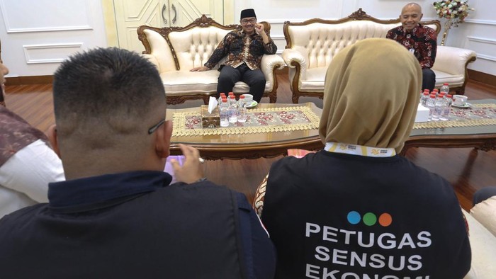 Sensus Ekonomi Terus Berjalan dari Kota hingga Pelosok RI Wali Kota Yogyakarta Hasto Wardoyo (kiiri) menjawab pertanyaan petugas Sensus Ekonomi Badan Pusat Statistik (BPS) saat penyelenggaraan Sensus Ekonomi 2026 di Rumah Dinas Wali Kota Yogyakarta, Selasa (23/6/2026). Hasto Wardoyo mengimbau seluruh masyarakat Kota Yogyakarta untuk ikut menyukseskan penyelenggaraan Sensus Ekonomi (SE) 2026 dengan memberikan info nan akurat, lengkap, dan jujur kepada petugas sensus. ANTARA FOTO/Andreas Fitri Atmoko/bar