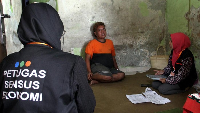 Sensus Ekonomi Terus Berjalan dari Kota hingga Pelosok RI Petugas sensus mewawancarai penduduk saat penyelenggaraan Sensus Ekonomi 2026 di Kota Malang, Jawa Timur, Rabu (17/6/2026). Badan Pusat Statistik (BPS) Kota Malang mengerahkan 627 petugas untuk melakukan pendataan lapangan dari pintu ke pintu terhadap pelaku upaya dan aktivitas ekonomi masyarakat hingga 31 Agustus 2026 guna menghimpun info sebagai dasar perencanaan pembangunan wilayah maupun nasional. ANTARA FOTO/Ari Bowo Sucipto/wsj.