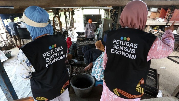 Sensus Ekonomi Terus Berjalan dari Kota hingga Pelosok RI Petugas sensus ekonomi 2026 melakukan pendataan tempat produksi Usaha Mikro, Kecil dan Menengah (UMKM) ikan kayu di Lambaro Skep, Banda Aceh, Aceh, Selasa (16/6/2026). Badan Pusat Statistik Provinsi Aceh mengerahkan 5.328 orang nan merupakan bagian dari 251 ribu petugas di seluruh Indonesia untuk mendata beragam aktivitas ekonomi, mulai dari rumah tangga usaha, UMKM, pasar tradisional, warung makan, toko kelontong, hingga perusahaan besar pada sensus ekonomi nan berjalan pada 15 Juni hingga 31 Agustus 2026. ANTARA FOTO/Irwansyah Putra/foc.