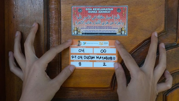 Sensus Ekonomi Terus Berjalan dari Kota hingga Pelosok RI Petugas menempelkan stiker Sensus Ekonomi 2026 pada rumah penduduk saat pendataan lapangan di Desa Tanea, Kabupaten Konawe Selatan, Sulawesi Tenggara, Selasa (16/6/2026). Badan Pusat Statistik Sulawesi Tenggara menerjunkan 2.600 orang petugas untuk melakukan pendataan unit upaya dan ekonomi family dalam penyelenggaraan Sensus Ekonomi 2026 di wilayah itu nan berjalan sejak 15 Juni hingga 31 Agustus. ANTARA FOTO/Andry Denisah/nz