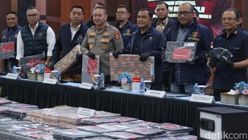 Bareskrim Ungkap Barang Bukti Fantastis Kasus Judi Online, Uang Tunai Rp8,5 Miliar Dipamerkan