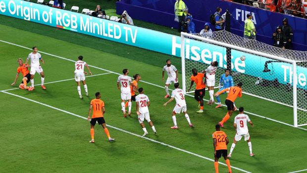Soccer Football - FIFA World Cup 2026 - Group F - Tunisia v Netherlands - Kansas City Stadium, Kansas City, Missouri, U.S. - June 25, 2026 Netherlands' Jan Paul van Hecke scores their third goal past Tunisia's Aymen Dahmen REUTERS/Bernadett Szabo