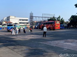 Terminal Cicaheum Berhenti Beroperasi, Pedagang Masih Bertahan