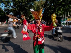 Supeltas Berkostum Suporter Hidupkan Euforia Piala Dunia