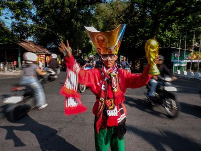 Supeltas Berkostum Suporter Hidupkan Euforia Piala Dunia