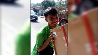 Viral Kurir Antar Kulkas Pesanan Tersangka Taufik Hidayat, Warga Mengira Intel