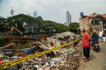 Tebing Ambrol di Petamburan, Rusak Bangunan dan Timbun Kendaraan