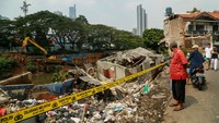 Tebing Ambrol di Petamburan, Rusak Bangunan dan Timbun Kendaraan
