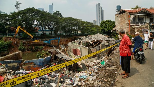 Tebing Ambrol di Petamburan, Rusak Bangunan dan Timbun Kendaraan