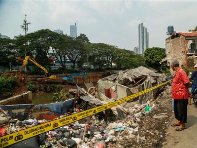 Tebing Ambrol di Petamburan, Rusak Bangunan dan Timbun Kendaraan