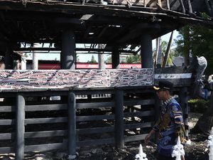 Aksi Remaja Main Api Bikin Rumah Adat di Monumen SM Raja Medan Terbakar