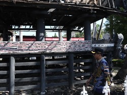 Aksi Remaja Main Api Bikin Rumah Adat di Monumen SM Raja Medan Terbakar