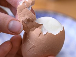 5 Trik Kupas Telur Rebus Tanpa Bikin Putihnya Terkelupas, Nomor 3 Juara!