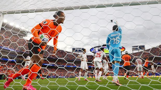 Soccer Football - FIFA World Cup 2026 - Group F - Tunisia v Netherlands - Kansas City Stadium, Kansas City, Missouri, U.S. - June 25, 2026 Netherlands' Virgil van Dijk celebrates their third goal, scored by Jan Paul van Hecke REUTERS/Claudia Greco