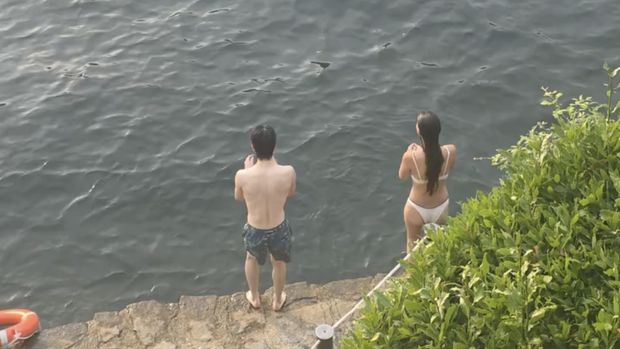 Jaehyun NCT mengklarifikasi unggahan fotonya bersama seorang wanita saat berenang di Lake Como. Wanita tersebut adalah saudara sepupunya.
