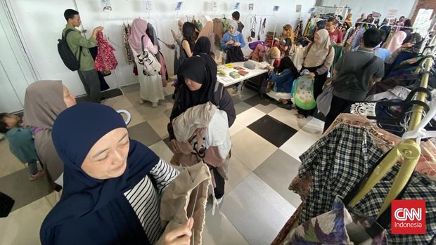 Komunitas Lyfe With Less kembali menggelar kegiatan Bersaling Silang di Cihampelas Walk (Ciwalk), Bandung, Sabtu (27/6). Kegiatan ini menjadi wadah bagi masyarakat untuk saling bertukar barang bekas layak pakai sekaligus memperkenalkan konsep konsumsi sirkular sebagai alternatif terhadap budaya konsumtif.