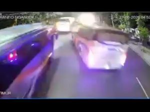 Viral 2 Bus Ugal-ugalan di Nganjuk hingga Senggolan