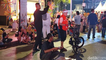 Tukang Tikar 'Semen' Ragunan Coba Peruntungan di HUT Jakarta Bundaran HI