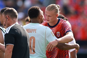 Haaland dan Mbappe Berpelukan