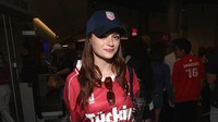 Gaya Joey King Nonton Piala Dunia Curi Atensi, Pakai Jersey Turki, Topi USA