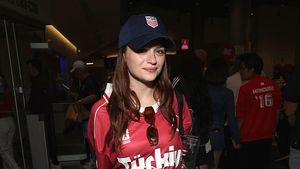 Gaya Joey King Nonton Piala Dunia Curi Atensi, Pakai Jersey Turki, Topi USA